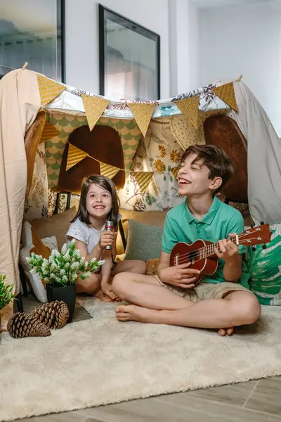 Crianças Felizes Tocando Ukulele Cantando Barraca Abrigo Artesanal Sala Estar Fotografias De Stock Royalty-Free
