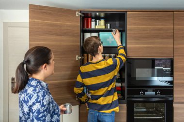 Tanınmayan aile potansiyel acil durumlar ya da yiyecek kıtlığı için hazırlanıyor. 72 saat hayatta kalma kiti. Anne ve oğul yemek malzemeleri düzenliyor, konserve kutuları ve bozulamayan eşyalar kilerde saklanıyor..