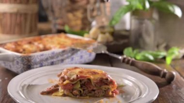 Pestoyla lazanya. İtalyan yemeği, hamur içinde ıspanak, ragu, et sosu, beşamel ve parmesan peyniri olan ev yapımı yeşil lazanya. İtalya 'da yemek atmosferi. 