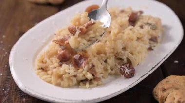 Porcini mantarlı risotto. Tipik İtalyan yemeği. Parmesan soslu beyaz pirinç. Akşam yemeği için Antipasto. 