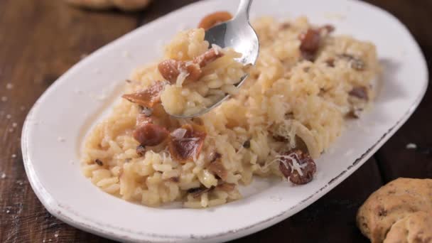 Risotto Mit Steinpilzen Typische Italienische Küche Weißer Reis Mit Pilzen — Stockvideo