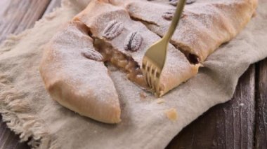 Elmalı çörek. Kuzey İtalya 'da, Trento' da tipik bir tatlı hamur işi. Elmalı, tarçınlı, fındıklı, pudra şekerli turta.. 