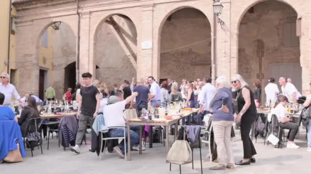 Люди Празднуют Танцуют Улице Весёлые Итальянцы Площади Старого Города Италии — стоковое видео