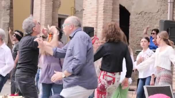 Люди Празднуют Танцуют Улице Весёлые Итальянцы Площади Старого Города Италии — стоковое видео
