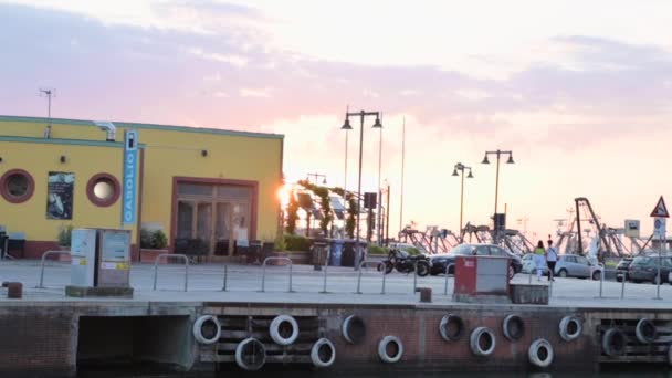 Sunset Port Tourist Town Pink Sky Calm Atmosphere Sea High — Vídeo de Stock