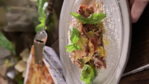 Lasagne Paličkou Italský Oběd Domácí Zelené Lasagne Špenátem Těstě Ragu — Stock video