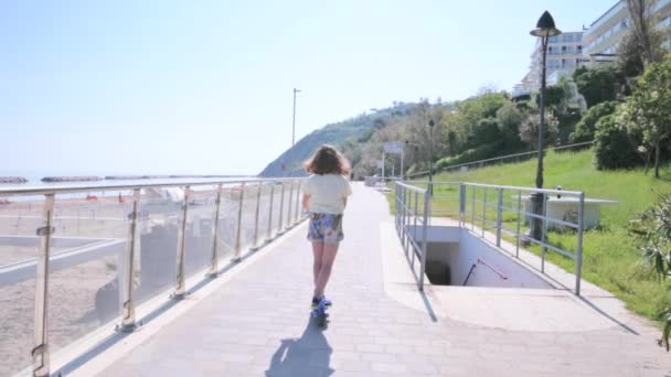 Little Girl Scooter Beach Promenade Walk Sport Outdoors Sea Girl — Stockvideo