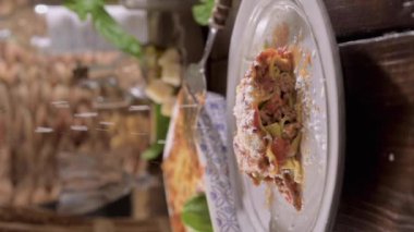 Pestoyla lazanya. İtalyan yemeği, hamur içinde ıspanak, ragu, et sosu, beşamel ve parmesan peyniri olan ev yapımı yeşil lazanya. İtalya 'da yemek atmosferi. 
