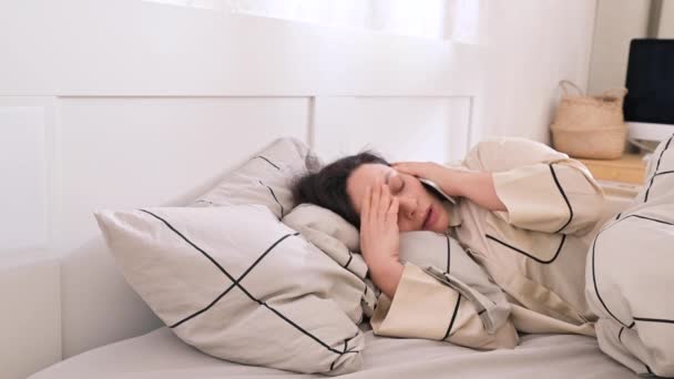 Talking Phone Bed Morning Young Woman Pajamas Woke Ringing Smartphone — Videoclip de stoc