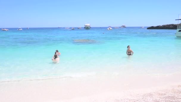 People Beach Sardinia Clear Clear Water Blue Sky White Beach — Stockvideo