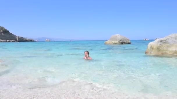 Little Girl Beach Plays Waves Pure Azure Sea Sun Glare — Vídeo de Stock