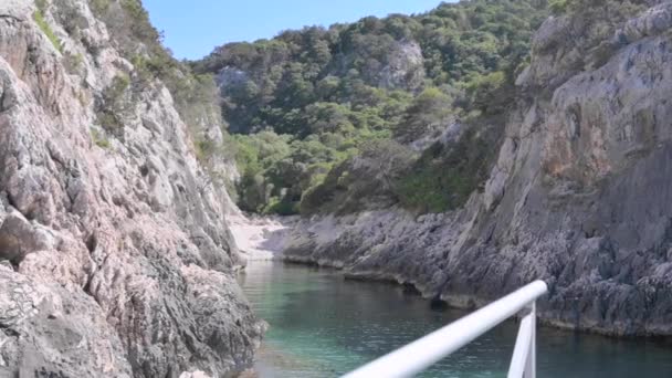Маленький Човен Морі Сардинії Розкішна Відпустка Намібія Італії Подорожує Хвилях — стокове відео