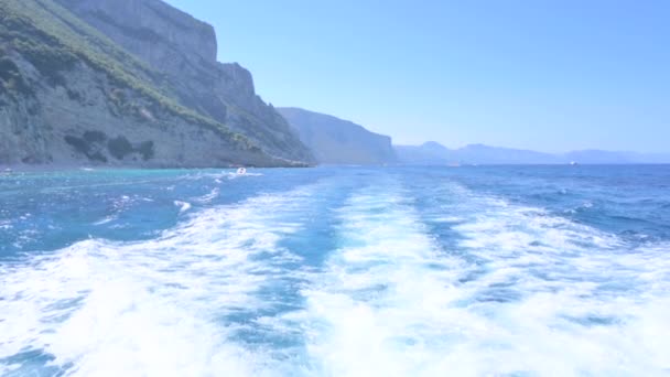 Small Boat Sea Sardinia Luxury Vacation Embankment Italy Travel Waves — Vídeo de Stock