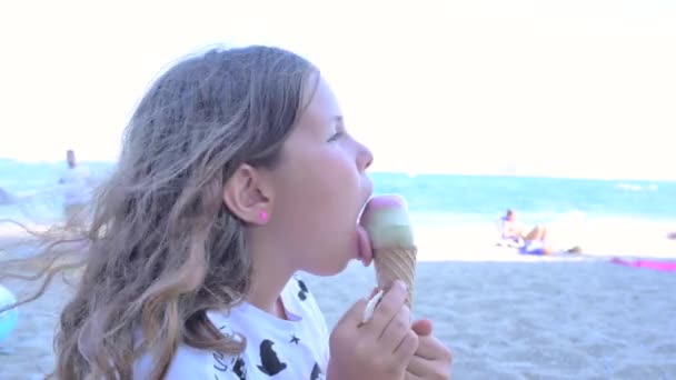 子供は海のそばでアイスクリームを食べる ジェラートをコーンに入れて 高品質4K映像 — ストック動画
