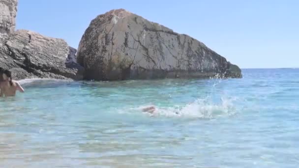 Little Girl Beach Plays Waves Pure Azure Sea Sun Glare — Vídeo de Stock