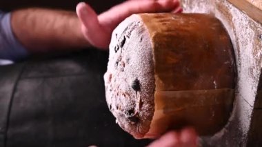 Milan 'ın Panettone' u. Şeker serpiştirilmiş tatlı şenlikli ekmek. Noel için geleneksel İtalyan hamur işleri. Kurutulmuş meyve ve bademlerle.. 
