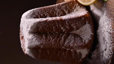 Pandoro, İtalya, Verona 'dan geleneksel yıldız şeklinde tatlı bir pasta. Tatil pişirme. Yüksek kaliteli FullHD görüntüler