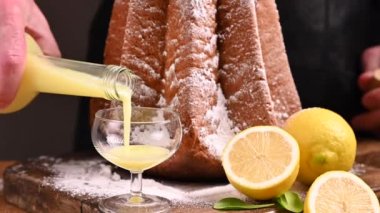 Limoncello ve pandoro likörü, İtalya 'nın Verona şehrinden geleneksel yıldız şeklinde tatlı bir pasta. Tatil pişirme. Yüksek kaliteli FullHD görüntüler