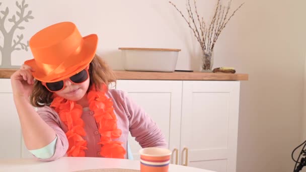 День Королей Нидерландах Традиционный Отдых Голландии Оранжевое Королевство Взрослая Девушка — стоковое видео