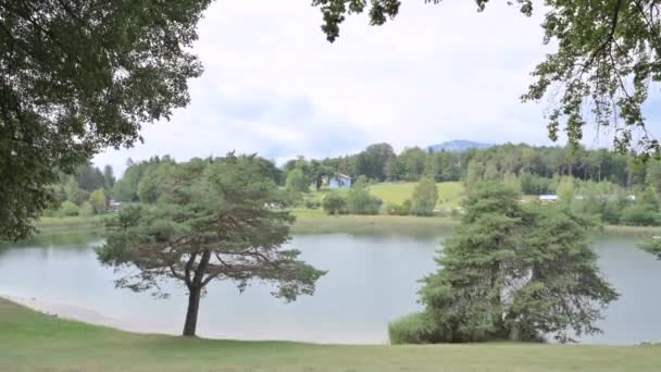 トレントの湖だ 美しいパノラマと穏やかな観光の雰囲気 高品質のフルHd映像 — ストック動画