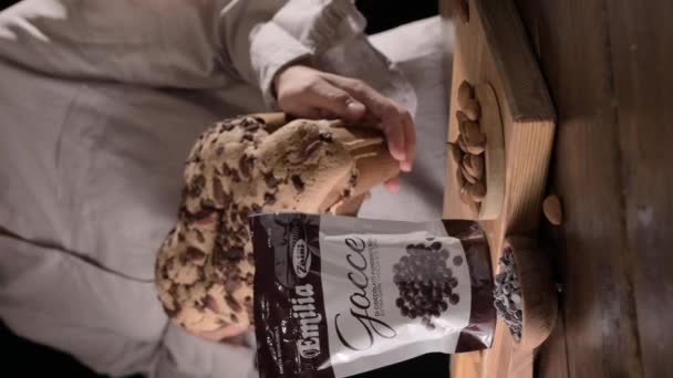 Коломба Шоколадом Коробкой Шоколадных Капель Пекарей Пасхальный Итальянский Торт Миндалем — стоковое видео