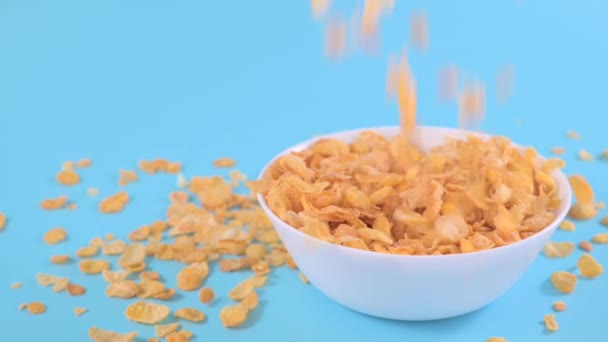 コーンフレークとミルク 明るい背景に甘い乾燥朝食 赤ちゃんの食べ物 高品質のフルHd映像 — ストック動画