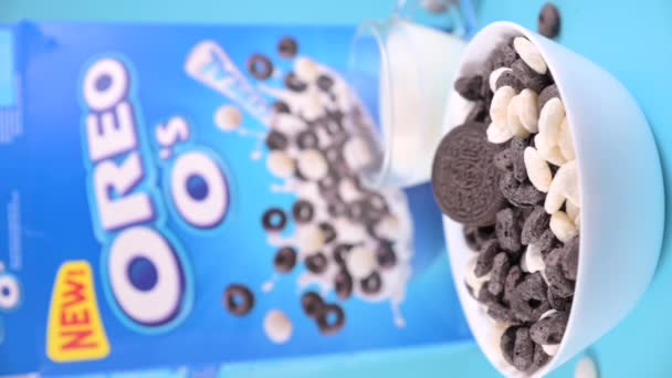 Oreo Flavored Breakfast Cereal Black White Dry Breakfast Rings Чашка — стоковое видео