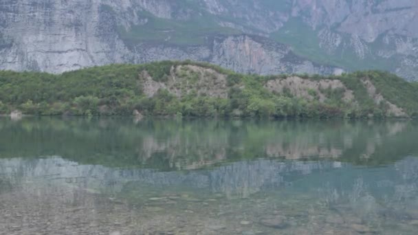 Λίμνη Στο Τρέντο Όμορφη Πανόραμα Και Ήρεμη Ατμόσφαιρα Τουρισμού Υψηλής — Αρχείο Βίντεο