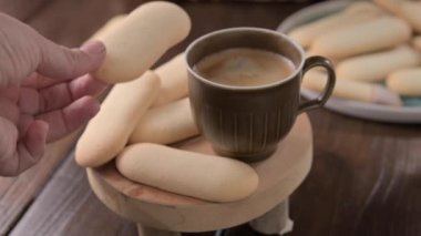 Kurabiyeler kedi dili. Geleneksel Endonezya ve İtalyan bisküvileri. Tatlı ve espresso kahve.