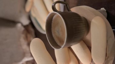 Kurabiyeler kedi dili. Geleneksel Endonezya ve İtalyan bisküvileri. Tatlı ve espresso kahve.