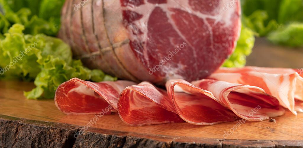 Capocollo o coppa es un tradicional corte de cerdo italiano y corso