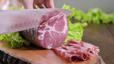 Capocollo ya da opppa, geleneksel bir İtalyan ve Korsika domuz kesimidir. - Evet. Çok ince dilimler halinde kes. İtalyan aperatifi. Piacentina DOP. 4k görüntü
