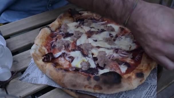 Pizza Restaurant Salsiccia Neapolitan Pizza Cheese Side Meat Lettuce Rodichi — Vídeo de stock