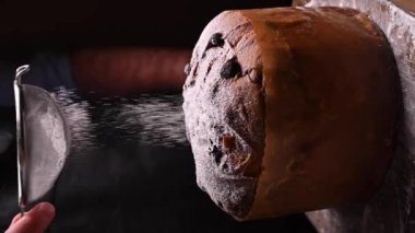 Milan 'ın Panettone' u. Şeker serpiştirilmiş tatlı şenlikli ekmek. Noel için geleneksel İtalyan hamur işleri. Kurutulmuş meyve ve bademlerle.. 