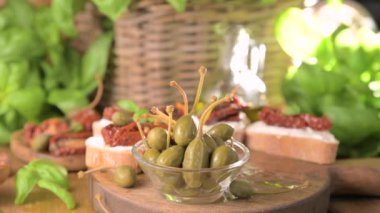 Büyük böğürtlen kapari. Capar, kapari. İtalya 'dan, Fransa' dan veya Afrika 'dan. Aperatif ve salata için. Yüksek kalite 4k görüntü
