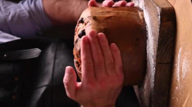 Milan 'ın Panettone' u. Şeker serpiştirilmiş tatlı şenlikli ekmek. Noel için geleneksel İtalyan hamur işleri. Kurutulmuş meyve ve bademlerle.. 