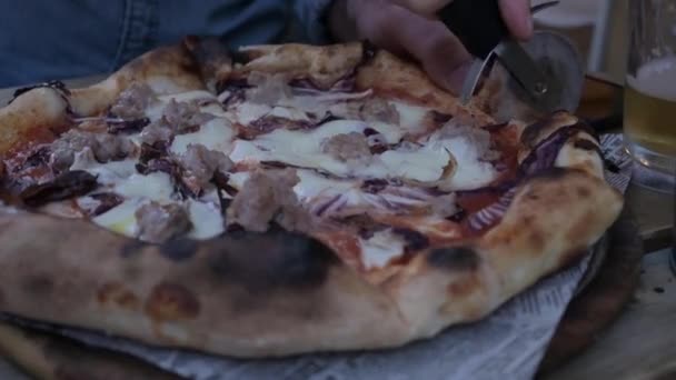 在有意大利面的餐厅里吃披萨那不勒斯披萨 奶酪配肉和生菜罗迪希 手把披萨切成片 高质量的4K镜头 — 图库视频影像