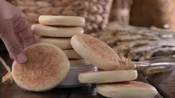 意大利小面包意大利北部埃米利亚 罗马纳地区特有的一种意大利食品 由面粉 盐和酵母制成 高质量的照片 — 图库视频影像