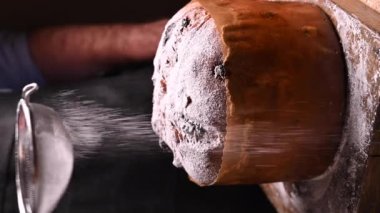 Milan 'ın Panettone' u. Şeker serpiştirilmiş tatlı şenlikli ekmek. Noel için geleneksel İtalyan hamur işleri. Kurutulmuş meyve ve bademlerle.. 