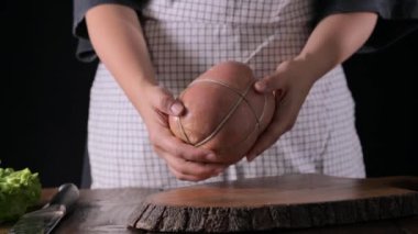 Mortadella. Geleneksel domuz sosisi, fıstıklı ya da karabiberli. Bolonya 'dan İtalyan yemeği. Yüksek kalite 4k görüntü