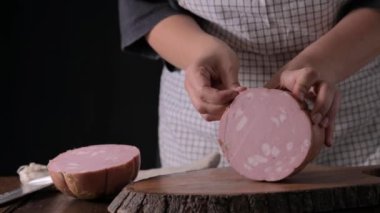 Mortadella. Geleneksel domuz sosisi, fıstıklı ya da karabiberli. Bolonya 'dan İtalyan yemeği. Yüksek kalite 4k görüntü