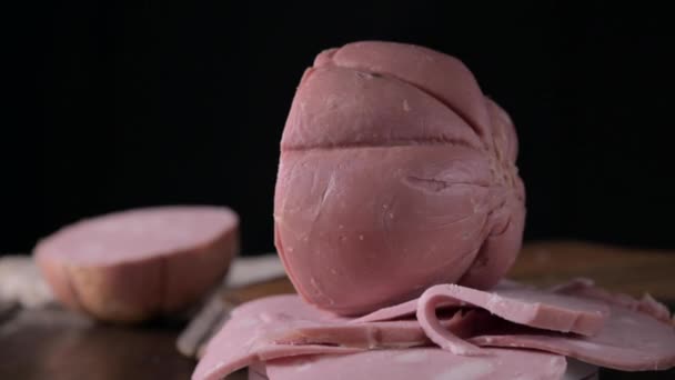 Mortadella Traditionele Varkensworst Met Pistachenoten Zwarte Peper Italiaanse Delicatesse Uit — Stockvideo
