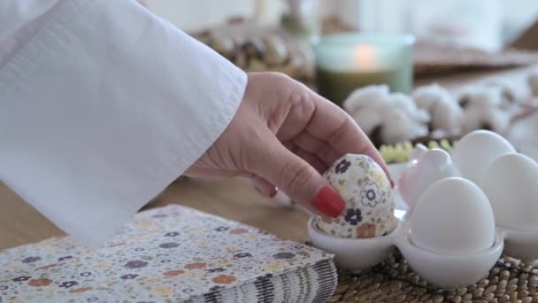 复活节彩蛋手握图案 女性手拿着彩蛋装饰复活节传统家庭教会的宗教节日彩蛋 高质量的4K镜头 — 图库视频影像