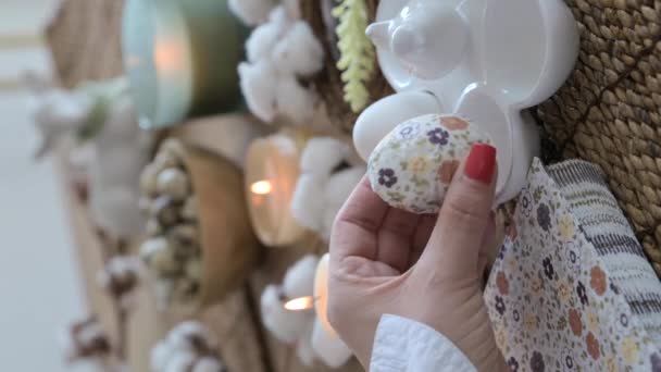手にパターンを持つイースターの卵 女性の手はイースターのための卵を飾る伝統的な家族教会の宗教的な休日 高品質4K映像 — ストック動画