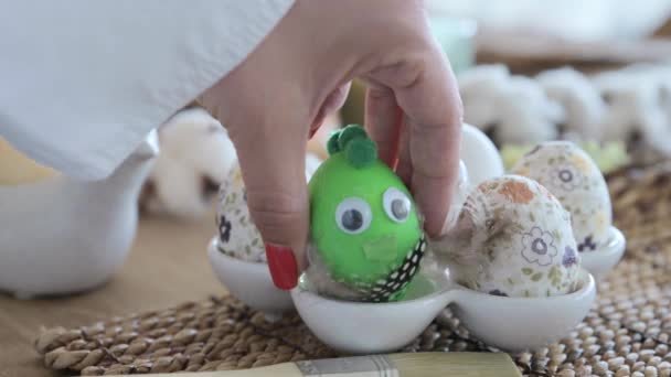 Пасхальные Яйца Узором Руках Женские Руки Украшают Яйца Пасхального Традиционного — стоковое видео