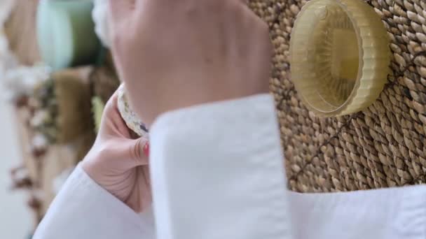 复活节彩蛋手握图案 女性手拿着彩蛋装饰复活节传统家庭教会的宗教节日彩蛋 高质量的4K镜头 — 图库视频影像