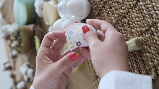 Ovos Páscoa Com Modelo Mãos Mãos Femininas Decoram Ovos Easter — Vídeo de Stock