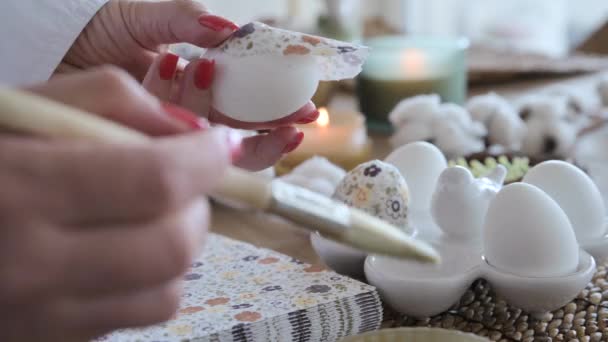Paskalya Yumurtaları Ellerinde Bir Desenle Dişi Eller Paskalya Geleneksel Aile — Stok video