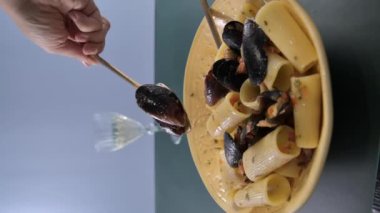 İtalyan makarna Paccheri allo scoglio ve midye. Soslu karides ve midyeli büyük İtalyan makarnası. Güney İtalya 'dan, tipik deniz mahsullü Napoli makarnası. Yüksek kalite 4k görüntü