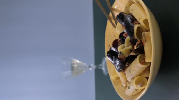 イタリアのパスタPaccheriもムール貝とスコッリオ 大規模なイタリアのパスタは ムール貝と醤油でエビ 南イタリアから 魚介類と典型的なナポリパスタ 高品質4K映像 — ストック動画